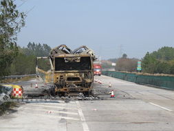 高速公路挂车自燃致18辆商品车被毁，铁路隔离栅成关键屏障