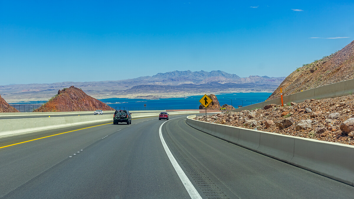 美国西部交通动脉的守护者——高速公路与铁路隔离栅